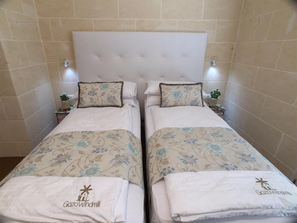 Gozowindmill Apartments Qala Phòng bức ảnh